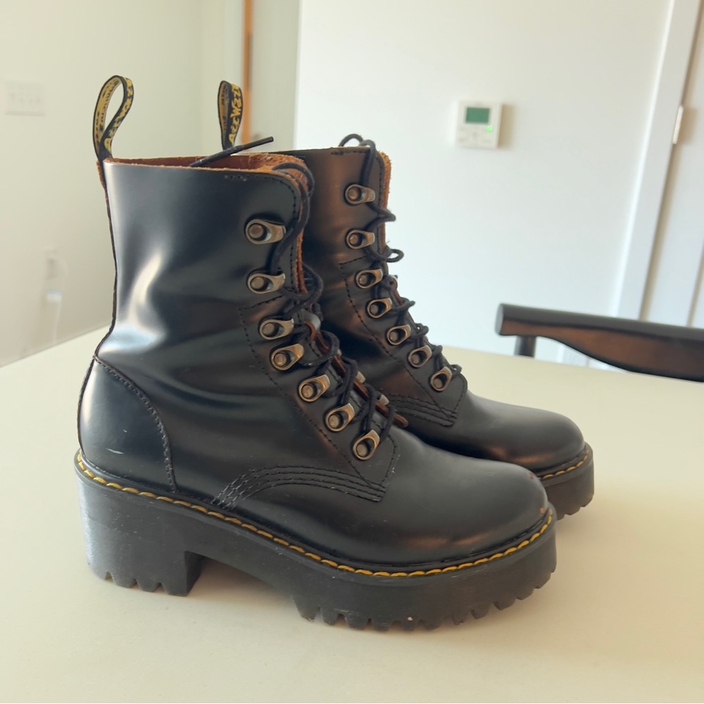 Dr. Martens Leona boot